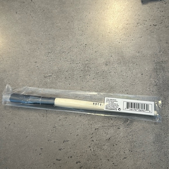 Bobbi Brown eyesweep brush - Picture 2 of 2